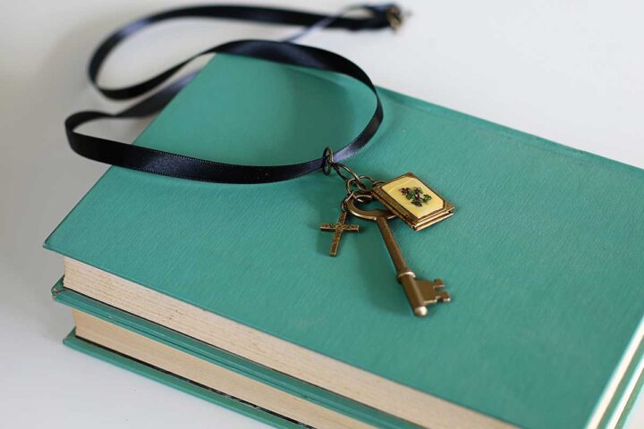 Antique Skeleton Key Necklace DIY - House of Hawthornes