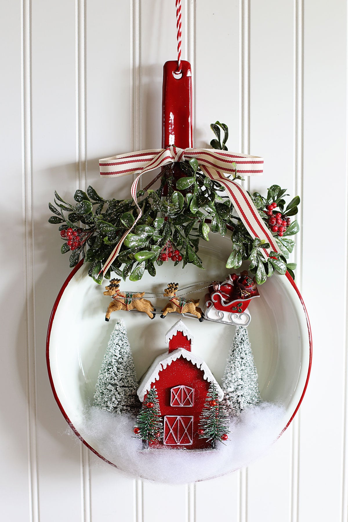 https://www.houseofhawthornes.com/wp-content/uploads/2021/12/repurposed-frying-pan-christmas-decoration-2442.jpg